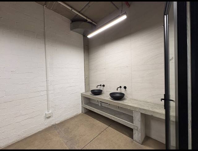 2,189M² OFFICE TO LET IN WOODSTOCK